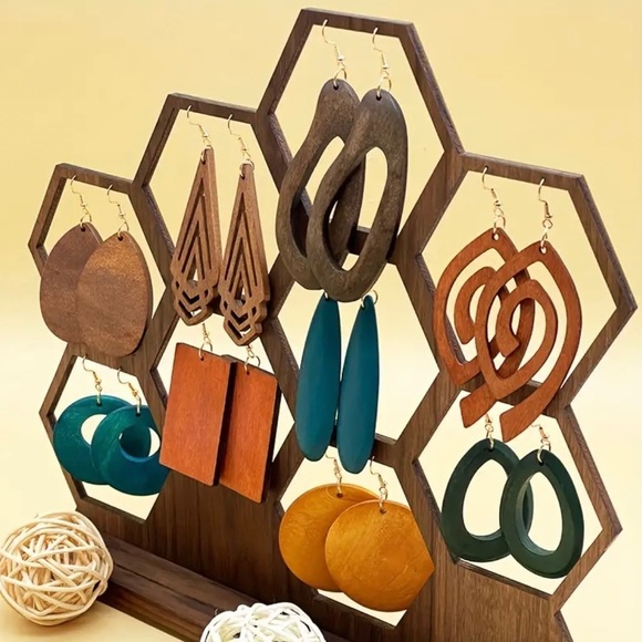 ⭐️ 5 for $25 Natural Wood Painted Lightweight Earrings Gold Tone Hoops - Picture 3 of 6